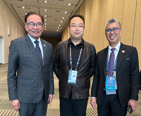 馬來西亞首相安華（左一）、APEC籌委會聯(lián)合主席徐鵬（中）、馬來西亞商務(wù)部長TENGKU ZAFRUL TENGKU ABDUL AZIZ（右一）